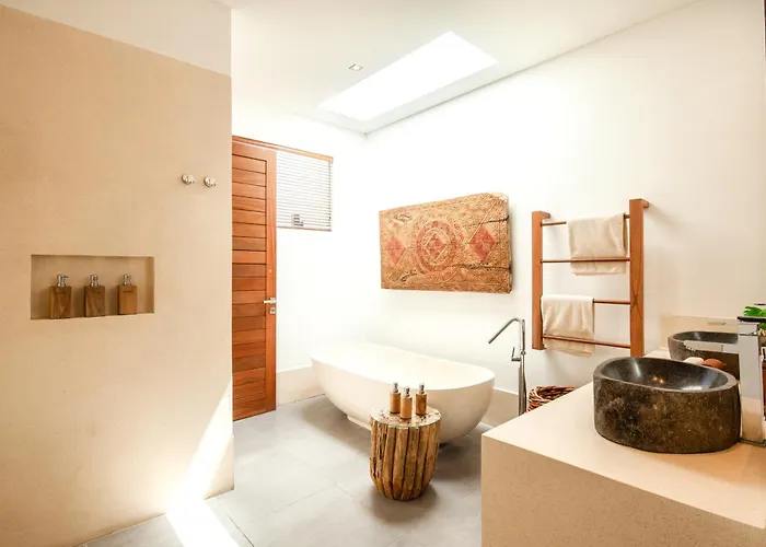 Villa Exquisite 4br Haven, 5min Stroll To Beach Canggu